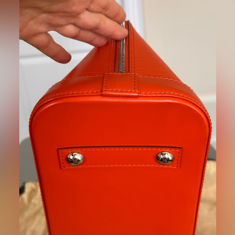 Louis Vuitton Alma handbag in Piment Epi leather PM with silver-tone hardware. - Picture 9 of 16